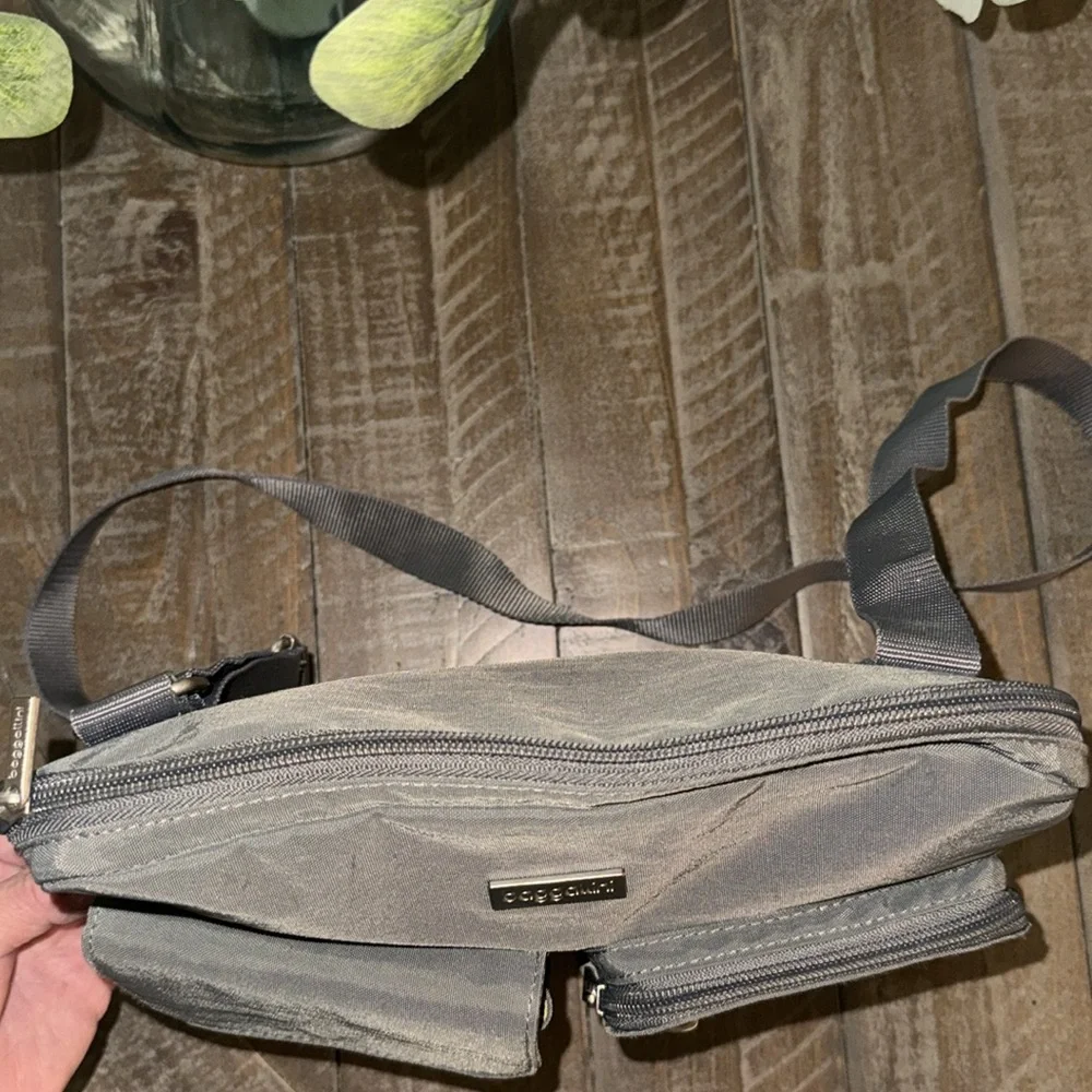 NWT, Baggallini, crossbody canyon bag . - Picture 5 of 6